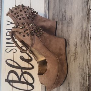 Open toe studded wedges with ankle strap. Size 7/8, Brand is ETC! Gray/Brownish